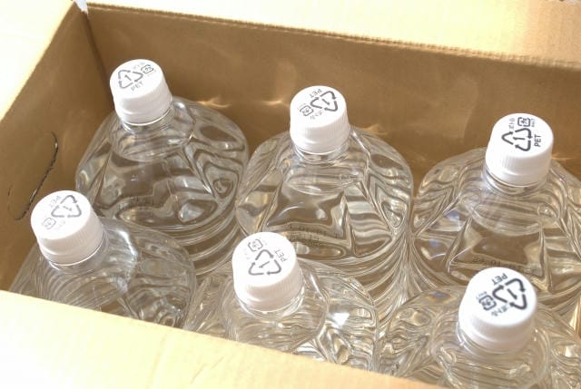 ガラス容器の魅力を引き出す！おしゃれな収納アイデア集